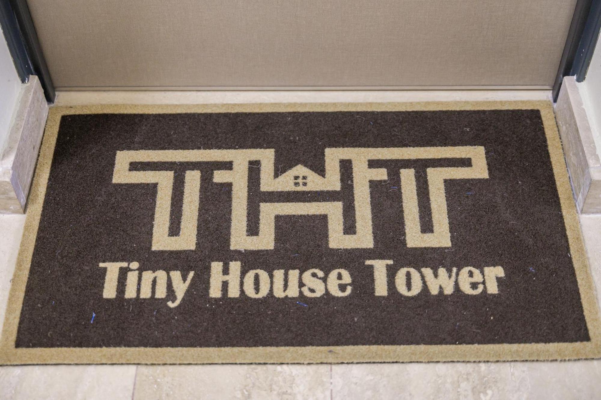 Tiny House Tower Apartment Fidenza Exterior photo